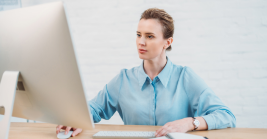 praca przed komputerem